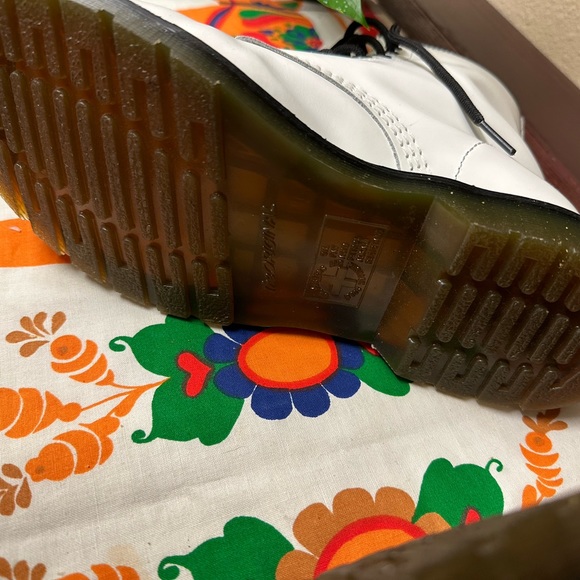 Doc Martens white in LADIES 8. only used 3 times, see photos close to new. - Picture 6 of 14